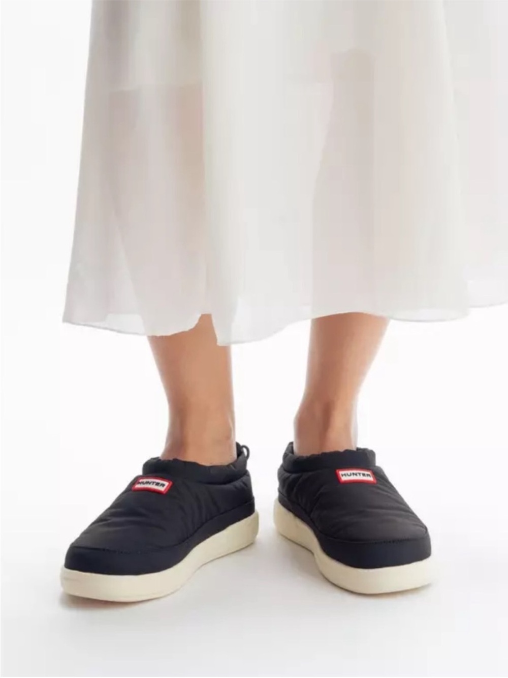 HUNTER Black Quilted IN/ OUT SLIP ON SLIPPERS
Black and Shaded White Size 7